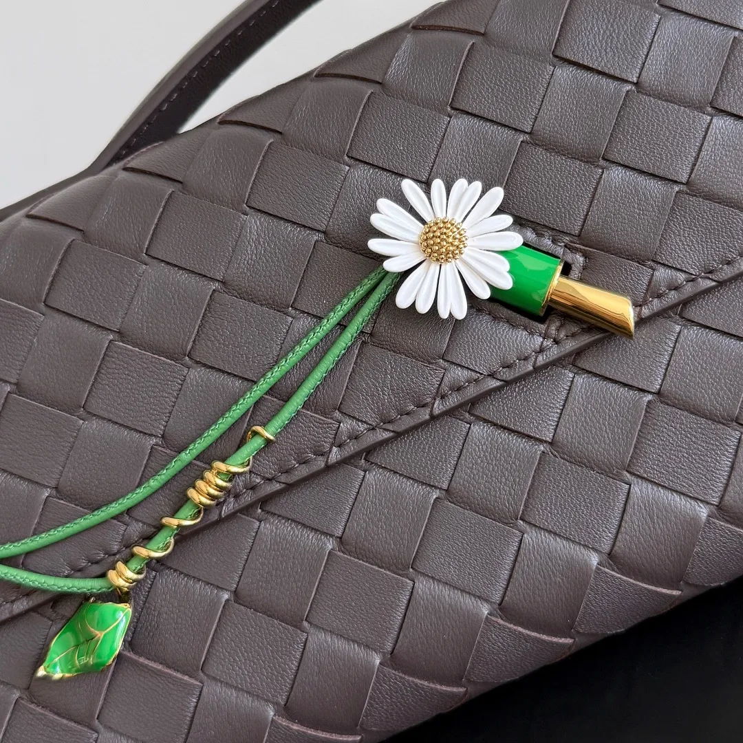 Batch 1720 Bottega Veneta clutch bags are shipping! The carefully crafted latch opening and closing is like a small key, giving us a sense of ritual every time we use this bag. The innovative design this time is to make the latch part into the shape of a small daisy. The originally elegant and restrained style instantly adds some playfulness, and matches with a skirt. Going out for a picnic or admiring the scenery will add to the overall look🌸🌸The heavily crafted daisy is lifelike and full of exquisiteness. The fixed rope is also decorated with a winding golden rope and a small leaf, echoing the daisy. The whole bag looks very coordinated. Style number: 836810 (741511) Size: 31*13*3cm